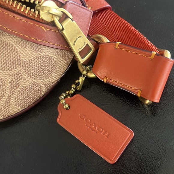 Coach Fannie pack! Cute, great condition, never used. - Picture 2 of 6